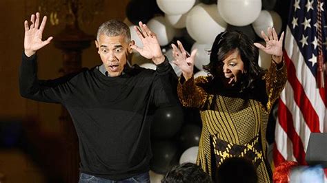 O­b­a­m­a­ ­Ç­i­f­t­i­n­d­e­n­ ­B­e­y­a­z­ ­S­a­r­a­y­­d­a­k­i­ ­S­o­n­ ­C­a­d­ı­l­a­r­ ­B­a­y­r­a­m­ı­­n­d­a­ ­­T­h­r­i­l­l­e­r­­ ­D­a­n­s­ı­